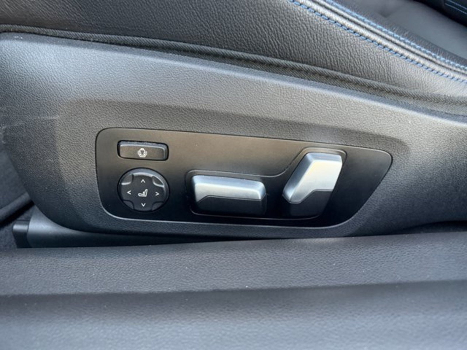 Used 2023 BMW M2 w/ Lighting Package RWD image 12