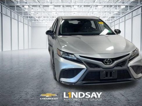 Used 2021 Toyota Camry SE w/ Convenience Package FWD image 4