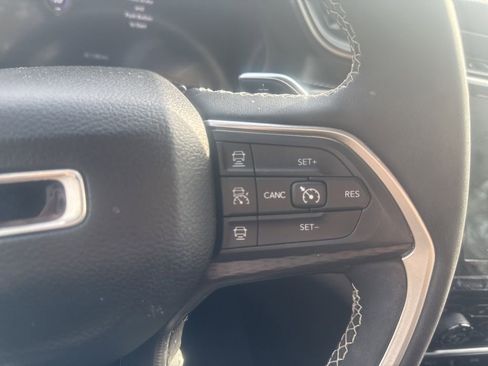 Used 2024 Jeep Grand Cherokee Altitude AWD/4WD image 19