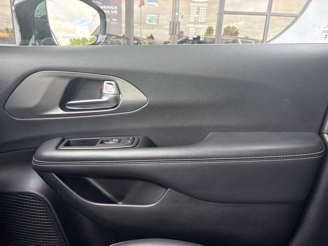 Used 2025 Chrysler Pacifica Select FWD image 25