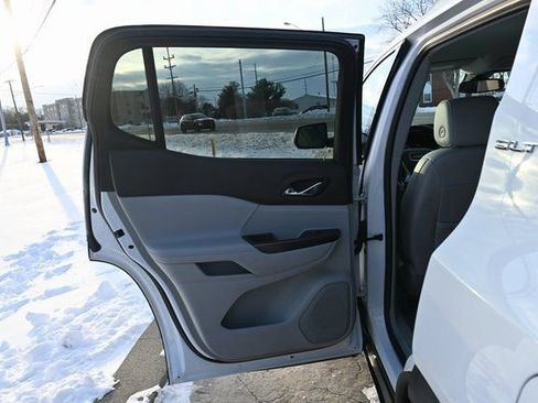 Used 2021 GMC Acadia SLT w/ Technology Package image 23