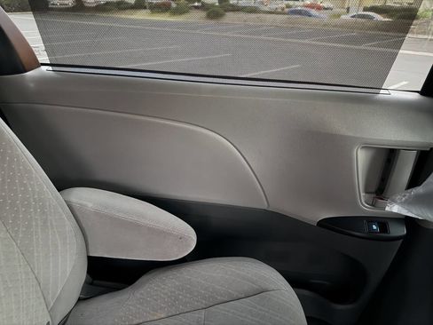 Used 2020 Toyota Sienna LE image 34