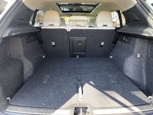 Used 2023 Volvo XC40 B5 Plus image 47