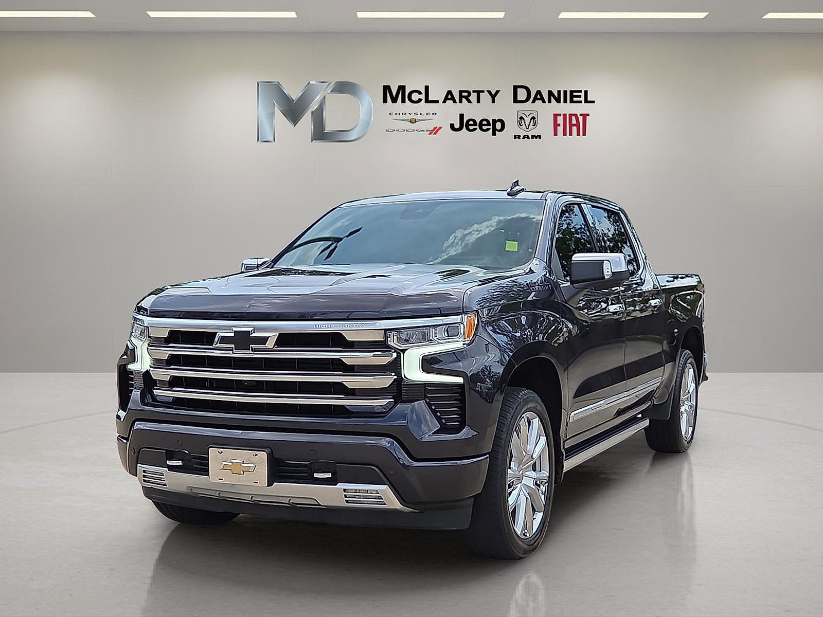 Used 2024 Chevrolet Silverado 1500 High Country w/ High Country Premium Package AWD/4WD image 2