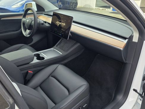 Used 2025 Tesla Model Y Long Range RWD image 11
