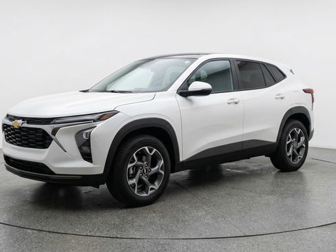 Used 2025 Chevrolet Trax LT FWD image 3