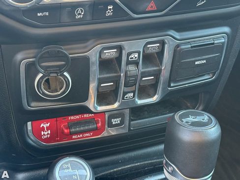 Used 2018 Jeep Wrangler Unlimited Rubicon AWD/4WD image 11