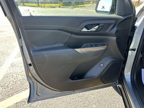 Used 2023 GMC Acadia SLE w/ Driver Convenience Package image 12