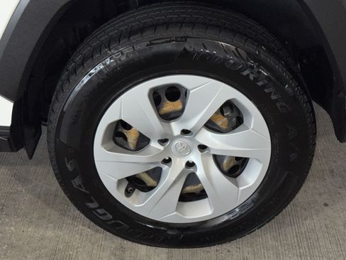 Used 2019 Toyota RAV4 LE FWD image 33