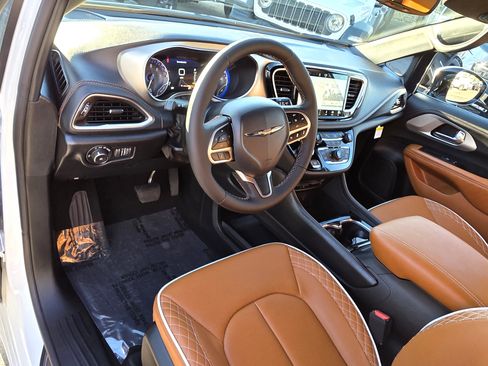 New 2026 Chrysler Pacifica Pinnacle image 10