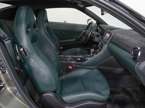 Used 2024 Nissan GT-R T-spec Dual-clutch 6-Speed Tra w/ Floor Mat Package image 29