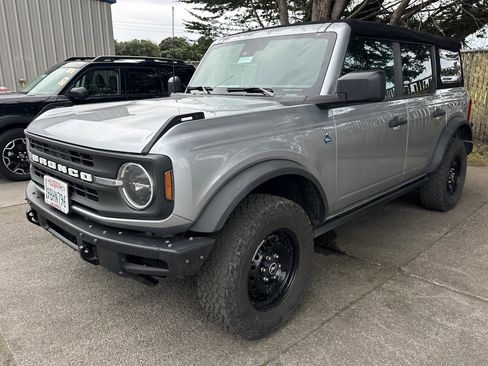 Used 2022 Ford Bronco Black Diamond image 2