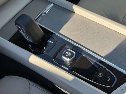 Used 2023 Volvo XC60 B5 Plus image 29