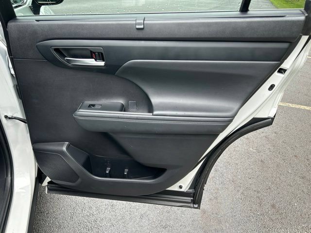 Used 2022 Toyota Highlander XLE AWD/4WD image 43