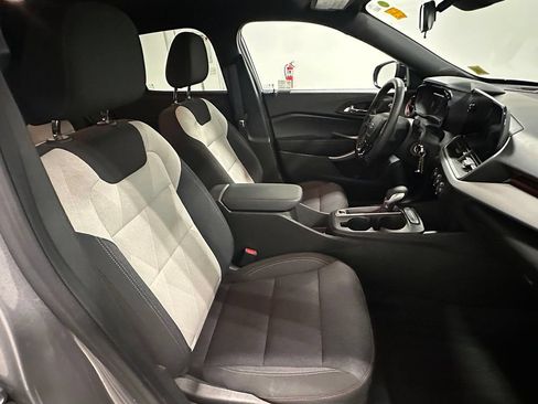 Used 2024 Chevrolet Trax RS FWD image 24