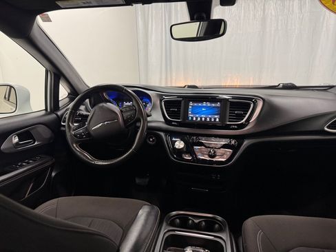 Used 2020 Chrysler Pacifica Touring w/ S Appearance Package FWD image 17