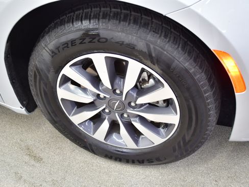Used 2024 Chrysler Pacifica Touring-L FWD image 38