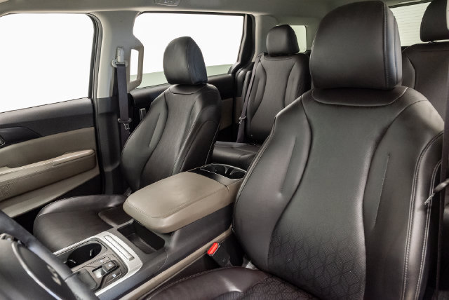 Used 2025 Kia Carnival FWD image 9