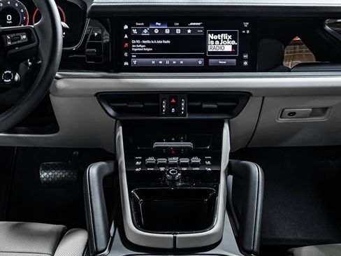 Used 2024 Porsche Cayenne image 16