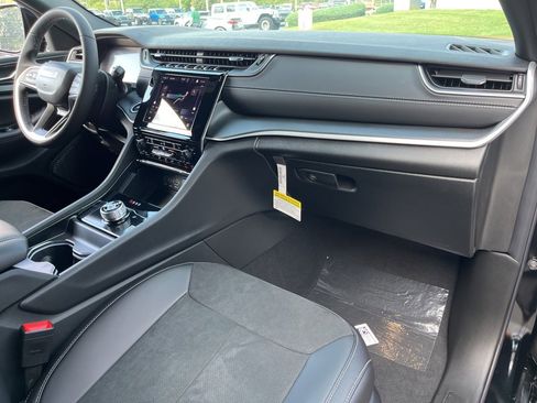 New 2025 Jeep Grand Cherokee Altitude image 31