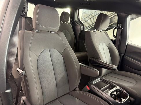 Used 2023 Chrysler Pacifica Touring FWD image 25