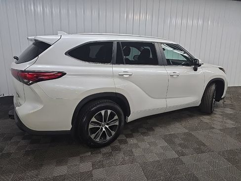 Used 2023 Toyota Highlander XLE AWD/4WD image 3