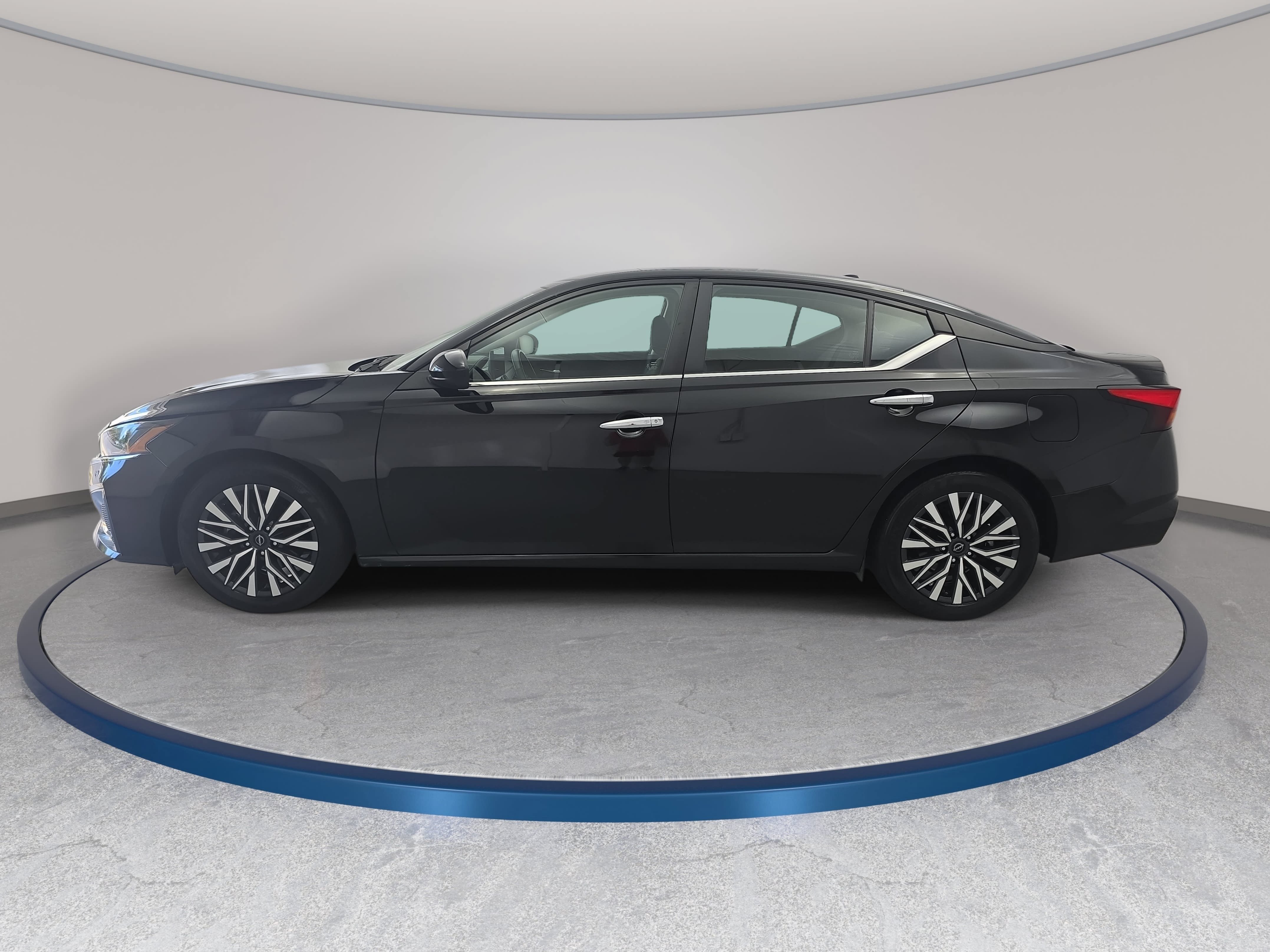 Used 2024 Nissan Altima 2.5 SV w/ SV Premium Package FWD image 8