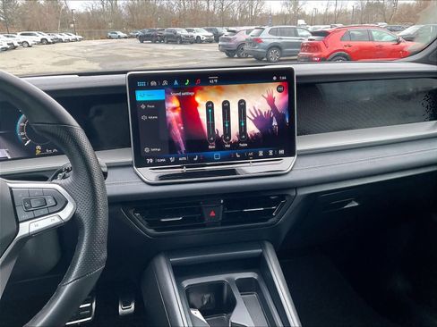 Certified 2025 Volkswagen Tiguan SE R-Line image 13