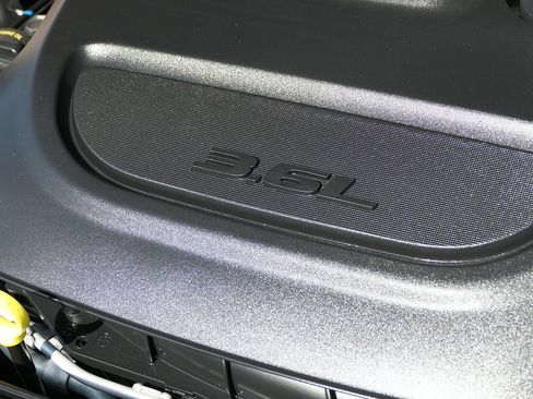 Used 2025 Chrysler Voyager LX FWD image 28