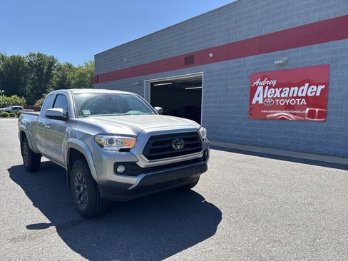 Used 2022 Toyota Tacoma SR5 w/ SR5 Appearance Package (SM) AWD/4WD image 1