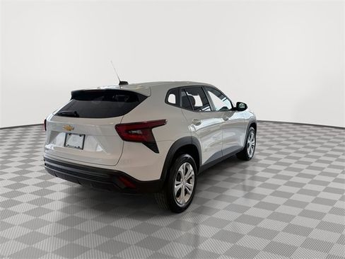 Certified 2025 Chevrolet Trax LS image 10