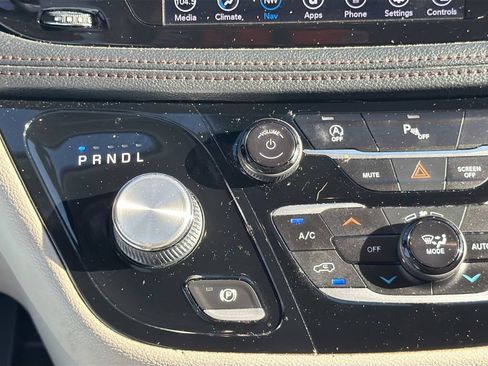 Used 2020 Chrysler Pacifica Limited FWD image 18