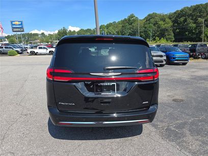 Used 2025 Chrysler Pacifica Select
