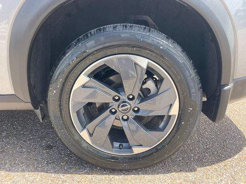 Certified 2025 Nissan Rogue SV FWD image 17