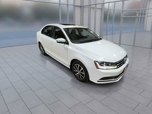 Used 2017 Volkswagen Jetta SE image 2