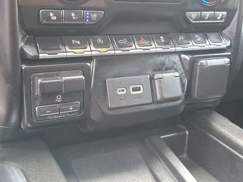 Used 2019 Chevrolet Silverado 1500 High Country w/ Z71 Off-Road Package AWD/4WD image 27