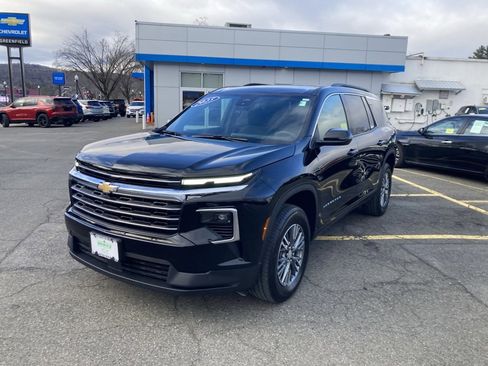 Used 2025 Chevrolet Traverse LT image 3