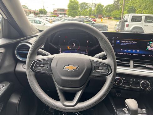 Used 2025 Chevrolet Trax LT FWD image 28