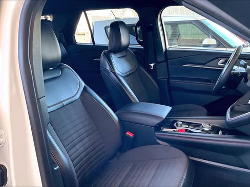 Used 2025 Ford Explorer ST-Line image 9