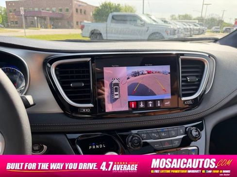 Used 2025 Chrysler Pacifica Pinnacle w/ Trailer Tow Group AWD/4WD image 33