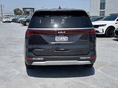 Used 2024 Kia Carnival LX FWD image 4
