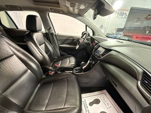 Used 2017 Chevrolet Trax Premier w/ Driver Confidence II Package AWD/4WD image 29