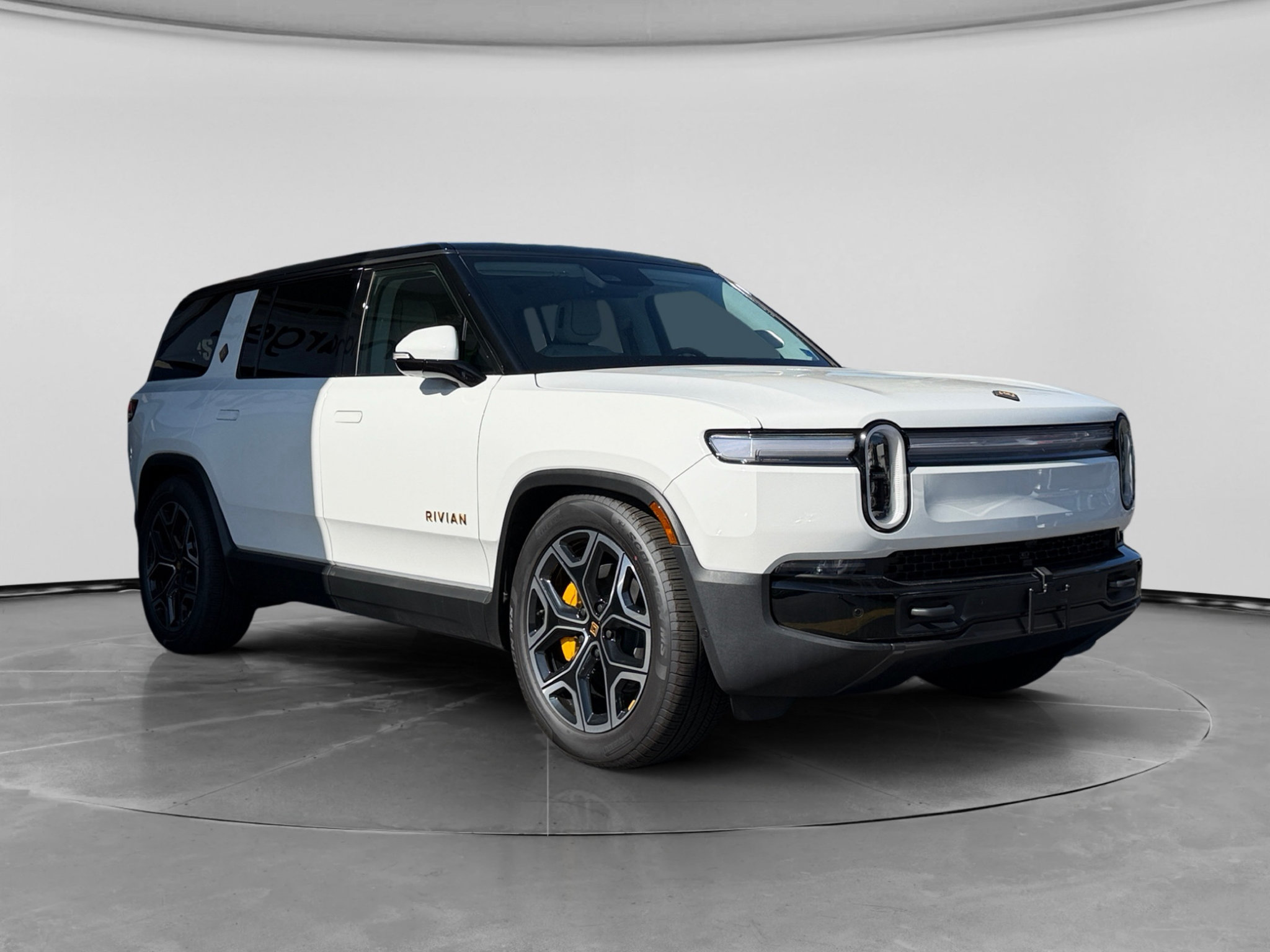 Used 2026 Rivian R1S Premium Tri AWD/4WD image 4
