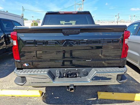 Used 2022 Chevrolet Silverado 1500 LT AWD/4WD image 5
