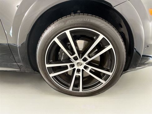 Used 2025 Porsche Cayenne Turbo AWD/4WD image 31