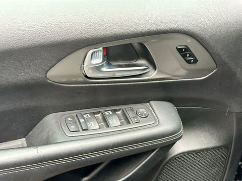 Used 2025 Chrysler Pacifica Select image 19