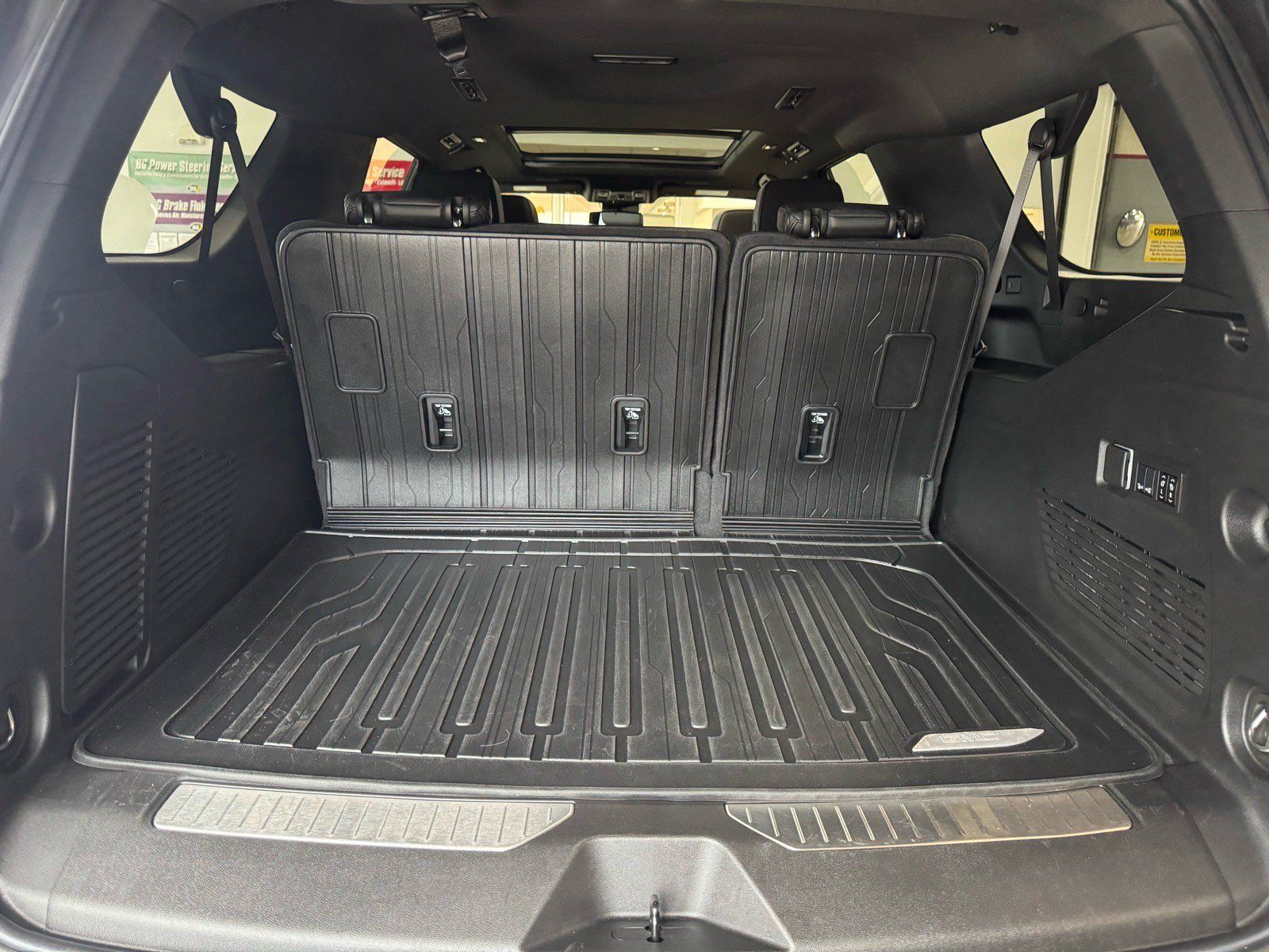 Used 2025 GMC Yukon XL Denali w/ Sun & Power Step Package AWD/4WD image 9