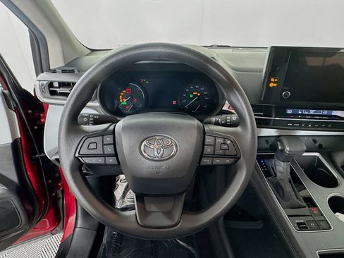Certified 2025 Toyota Sienna LE AWD/4WD image 13