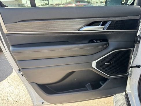 Used 2024 Jeep Wagoneer L Series II RWD image 11