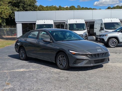 Used 2024 Hyundai Elantra SEL image 2